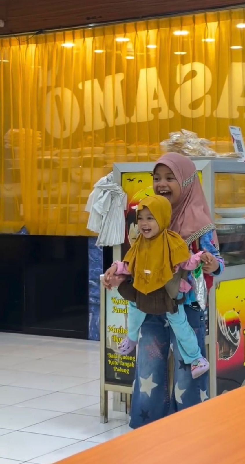Saat Banyak Anak Terlelap, Bocah Ini Memilih Menemani Ibunya Ngamen Demi Ayah yang Sakit